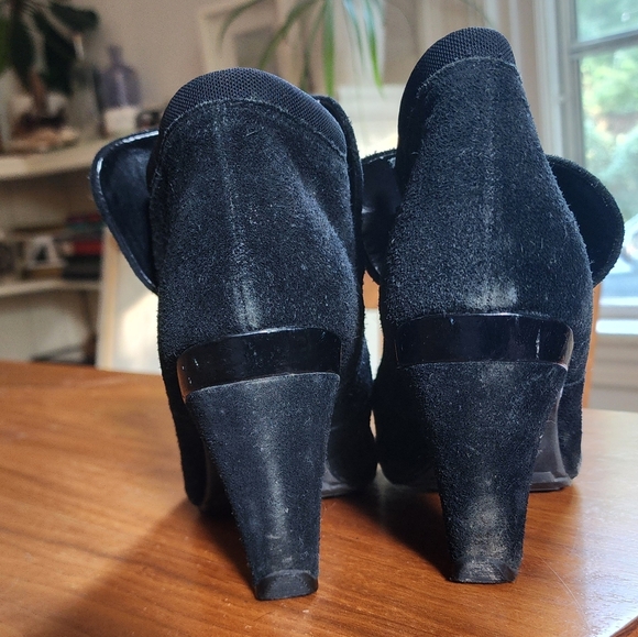 REACTION: Kenneth Cole suede ankle boot. Size 9US. - Picture 5 of 7